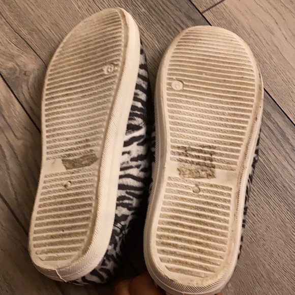 size 6 zebra sneakers - Picture 4 of 4